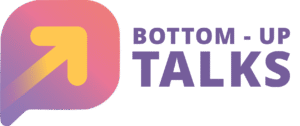 „Bottom-Up Talks“ logotipas. Kairėje pusėje yra kalbos burbulo piktograma su violetiniu–rožiniu gradiento fonu, joje matoma geltona rodyklė, nukreipta į viršų dešinėn. Dešinėje pusėje užrašytas tekstas „BOTTOM-UP TALKS“ – ryškiomis, didžiosiomis raidėmis, violetine spalva.